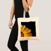 Tote Bag Fleur jaune sur arrière - plan noir (Devant (produit))