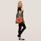 Tote Bag Fleur orange de près (Sur le modèle)