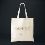 Tote Bag Fleur sauvage d'automne Boho avec nom<br><div class="desc">Présentant notre superbe fleur sauvage de boho automne avec sac fourre-tout de nom, qui embrasse un design simple et moderne reflétant la beauté de la nature. Doté de fleurs d'aquarelle séchée pressée et de feuilles en terre cuite, il saisit l'essence des teintes orangées brûlées d'octobre, créant un design minimaliste mais...</div>