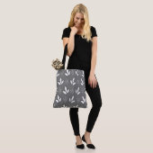 Tote Bag Fleurs blanches à l'aquarelle grises modernes (Sur le modèle)
