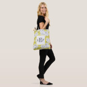 Tote Bag Fleurs blanches jaunes et grises à monogramme   (Sur le modèle)