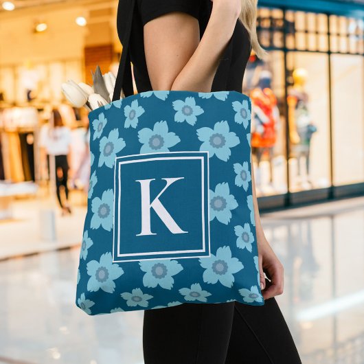 Tote Bag Fleurs bleues sur Monogramme Arrière - plan bleu