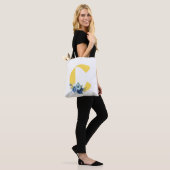 Tote Bag Fleurs de Bleu Poussiéreux Monogramme Initiale Jau (Sur le modèle)