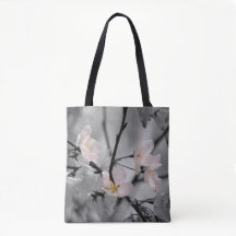 Fleurs de cerisier roses et grises
