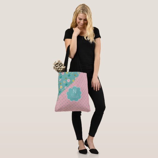 Tote Bag Fleurs de printemps rose tendance Nom initial Mono (Sur le modèle)