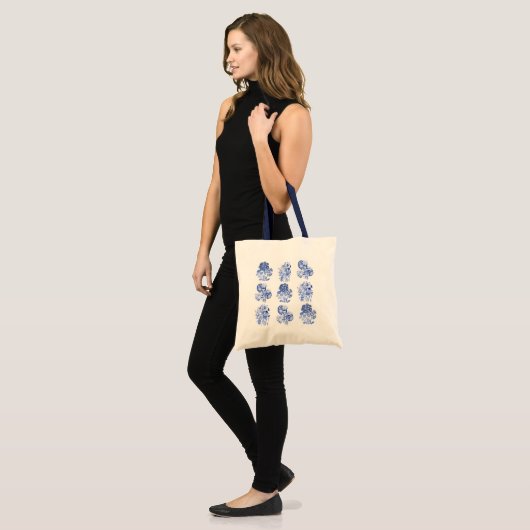 Tote Bag Fleurs monochromes en bleu Delft (Devant (modèle))