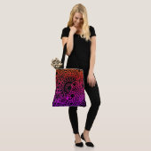 Tote Bag Fleurs orange violet et fond noir (Sur le modèle)