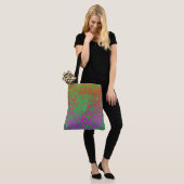 Tote Bag Fleurs orange violet et fond vert clair (Sur le modèle)
