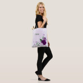 Tote Bag fleurs pourpres verdure (Sur le modèle)