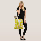 Tote Bag Fleurs Rétro Mod Jaune & Blanc Monogramme (Sur le modèle)