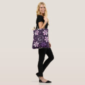 Tote Bag Fleurs violettes peintes à la main monogramme pers (Sur le modèle)