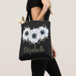 Tote Bag Floral noir et blanc avec nom<br><div class="desc">Elégante aquarelle de fleurs d'anémones noir et blanc et de feuilles avec votre nom dans n'importe quelle police de couleur - nous montrons le vert en lettres chic (changer la police, aussi!) sur ce sac fourre-tout. Grand cadeau pour votre fête de mariage, la mère de la mariée, la mère du...</div>