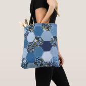 Tote Bag Floral, patchwork de denim : motif bleu. (De près)