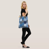 Tote Bag Floral, patchwork de denim : motif bleu. (Sur le modèle)