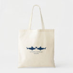 Tote Bag Fourre-tout Mariage de requins avec nom<br><div class="desc">Sac fourre-tout mariage de requin avec silhouette de requin bleu marine,  nom du couple et date avec nom sur le dos.</div>