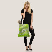 Tote Bag Fractale en spirale vert citron abstrait (Sur le modèle)