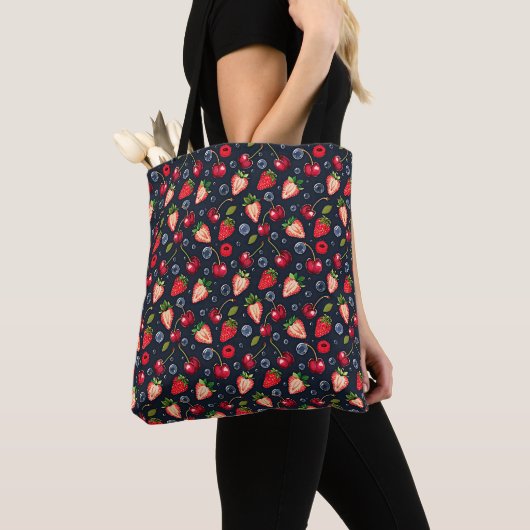 Tote Bag Fraises et cerises sur un arrière - plan sombre (De près)