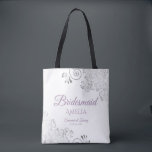 Tote Bag Frilly Silver & Lavender Bridesmaid Mariage blanc<br><div class="desc">Ces sacs fourre-tout sont conçus comme des faveurs ou des cadeaux pour les domestiques mariages. Grand sac de swag à remplir avec des faveurs et des cadeaux. Le design sobre et élégant présente des contours gris argenté dans les coins avec des lettres de script violet de lavande fantaisie. Il y...</div>