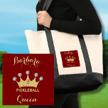 Tote Bag Fun Pickleball Queen Glam Monogramme Nom Or<br><div class="desc">Pickleball Gal — Fun Glitz Glam Gold Diamonds sur sa Couronne — elle sera gagnante avec ce sac fourre-tout spécial — fait vraiment d'elle la reine du tribunal — Glamour avec la couronne d'or et juste un peu "au-dessus" mais prête à jouer son jeu. C'est un grand cadeau pour les...</div>