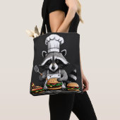 Tote Bag Funny BBQ Raccoon Flipping Burgers (De près)