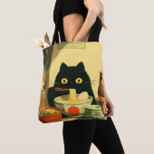 Tote Bag Funny Black Cat Eating Ramen (De près)