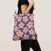 Tote Bag Funny pastel orange flowers on bright blue backgro (De près)