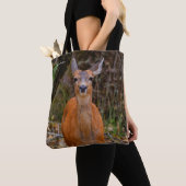 Tote Bag Funny Young Blacktail Deer sourit à un photographe (De près)