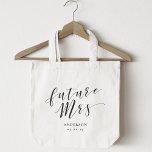 Tote Bag Futur de la calligraphie moderne Mme<br><div class="desc">Sac fourre-tout conçu sur mesure pour la mariée avec le design moderne et design de calligraphie à la main "future Mrs.". Personnalisez avec le nom et la date.</div>