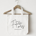 Tote Bag Futur de script manuel moderne Mme.<br><div class="desc">Sac fourre-tout conçu sur mesure pour que la mariée soit dotée d'une conception de script à main moderne "future Mme".</div>