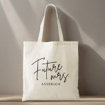 Tote Bag Futur de script manuel moderne Mme.<br><div class="desc">Sac fourre-tout conçu sur mesure pour que la mariée soit dotée d'une conception de script à main moderne "future Mme".</div>