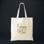 Tote Bag Futur Mme fourre-tout<br><div class="desc">Futur doré pétillant Mme "votre nom de famille" fourre-tout est idéal pour la Fête des mariées ou la fête de Bachelorette, les parties de fiançailles et les prises de photos. Le nom de famille peut être facilement changé. Futur Madame lettering disponible en 6 couleurs éclatantes pour correspondre à votre tenue...</div>