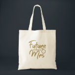 Tote Bag Futur Mme fourre-tout<br><div class="desc">Futur doré pétillant Mme "votre nom de famille" fourre-tout est idéal pour la Fête des mariées ou la fête de Bachelorette, les parties de fiançailles et les prises de photos. Le nom de famille peut être facilement changé. Futur Madame lettering disponible en 6 couleurs éclatantes pour correspondre à votre tenue...</div>
