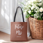 Tote Bag Futur Mme Terracotta Mariée Blanc Brown<br><div class="desc">Sac fourre-tout de mariée avec l'avenir du texte Mme Terracotta/Orange brûlé/Blanc Brown. Consultez notre collection de magasins ci-dessous pour les articles correspondants.</div>