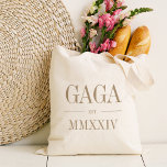 Tote Bag Gaga Grand-mère Année du nombre romain<br><div class="desc">Sac fourre-tout moderne et minimaliste pour célébrer une grand-mère chic,  ce fourre-tout minimaliste propre présente "Gaga" ou votre choix de surnom de grand-mère en lettres serif neutres. Personnaliser avec l'année où elle est devenue grand-mère sous les chiffres romains élégants pour une touche chic.</div>