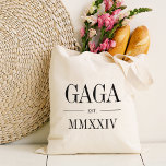 Tote Bag Gaga Grand-mère Année du nombre romain<br><div class="desc">Un sac fourre-tout minimaliste moderne pour célébrer une grand-mère chic,  ce fourre-tout minimaliste épuré présente "Gaga" ou votre choix de surnom de grand-mère en lettres noires serif. Personnaliser avec l'année où elle est devenue grand-mère sous les chiffres romains élégants pour une touche chic.</div>