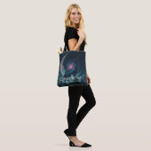 Tote Bag Galaxy Wolf Silhouette with Mystical Nebula Moon (Sur le modèle)