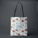 Tote Bag Garçons Moteur de feu mou Transport Motif Enfants<br><div class="desc">Ce joli sac fourre-tout personnalisé pour enfants bleu comprend un motif de transport de pompier, avec un camion de moteur de feu rouge, une borne d'incendie, un chat dans un arbre, et un feu. Il y a aussi de la place pour ajouter votre nom de garçon et monogramme dans une...</div>