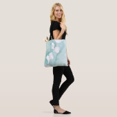 Tote Bag Ginkgo sur Dusty Turquoise - Blanc (Sur le modèle)