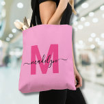 Tote Bag Girly Pink tendance moderne Script Nom Monogramme<br><div class="desc">Personnalisé Girly Pink et Magenta Hot Pink tendance moderne Script Nom Sac fourre-tout Monogramme. Ajoutez un éclat de plaisir et de féminité à votre style quotidien avec ce sac fourre-tout chic et ludique. Doté d'un arrière - plan rose vif et joyeux et d'une initiale rose chaud magenta audacieuse (sans éclat...</div>