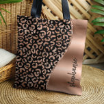 Tote Bag Glam Leopard Spots Rose Gold Black Metallic Nom<br><div class="desc">Ce design présente un motif tacheté léopard rose chic sur un arrière - plan noir à gauche, et une image de faux feuille d'or rose à droite en forme d'onde bordée d'une fausse parties scintillant en or rose. Personnalisez-le avec votre nom ou votre monogramme dans une police de brosse manuscrite...</div>