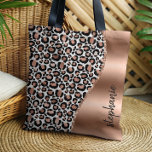 Tote Bag Glam Leopard Spots Rose Gold Nom métallique<br><div class="desc">Ce design présente un motif rose chic en or et léopard noir sur un arrière - plan blanc à gauche, et une image rose en faux feuille d'or à droite en forme d'onde bordée d'une fausse parties scintillant rose en or. Personnalisez-le avec votre nom ou votre monogramme dans une police...</div>