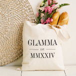 Tote Bag Glamma Année Numérique Romaine Établie<br><div class="desc">Un sac fourre-tout minimaliste moderne pour célébrer une grand-mère chic,  ce fourre-tout minimaliste propre présente "Glamma" ou votre choix de surnom de grand-mère en lettres noires serif. Personnaliser avec l'année où elle est devenue grand-mère sous les chiffres romains élégants pour une touche chic.</div>