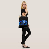 Tote Bag Glowing infinity with blue rose (Sur le modèle)