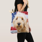 Tote Bag Goldendoodle avec drapeau américain (De près)