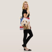 Tote Bag Goldendoodle avec drapeau américain (Sur le modèle)
