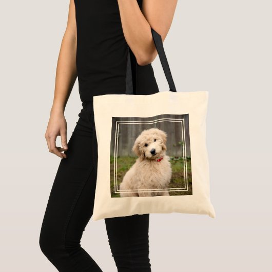 Tote Bag Goldendoodle Puppy Se Trouve Dans L'Herbe (Devant (produit))