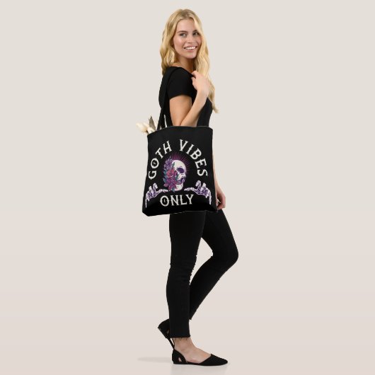 Tote Bag Goth Vibes seulement Crâne avec fleurs (Sur le modèle)