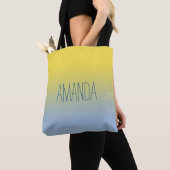 Tote Bag Gradient jaune à bleu moderne Nom manuscrit (De près)
