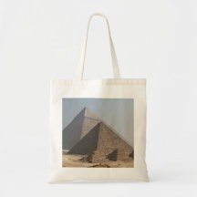 Grandes Pyramides de Gizeh sous un ciel bleu clair