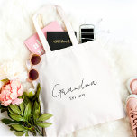 Tote Bag Grandma minimaliste EST 2025 | Cadeau personnalisé<br><div class="desc">Sac fourre-tout. Doté d'un script moderne et propre sur un arrière - plan neutre, ce sac est à la fois à la mode et fonctionnel — parfait pour les courses quotidiennes, les visites de bébé ou le transport de produits essentiels dans le style. Customisez l’année "EST" pour souligner son nouveau...</div>